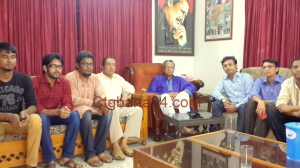  চট্টগ্রাম মহানগর আওয়ামী লীগ এর সহ- সভাপতি ও সাবেক সংসদ   জনাব নুরুল ইসলাম বি,এস,সি এর বাসভবনে উপস্তিত(ডান দিকে)বীর চট্টগ্রাম মঞ্চ পত্রিকার সম্পাদক সৈয়দ উমর ফারুক ও যুবলীগের নেতৃবিন্দ।